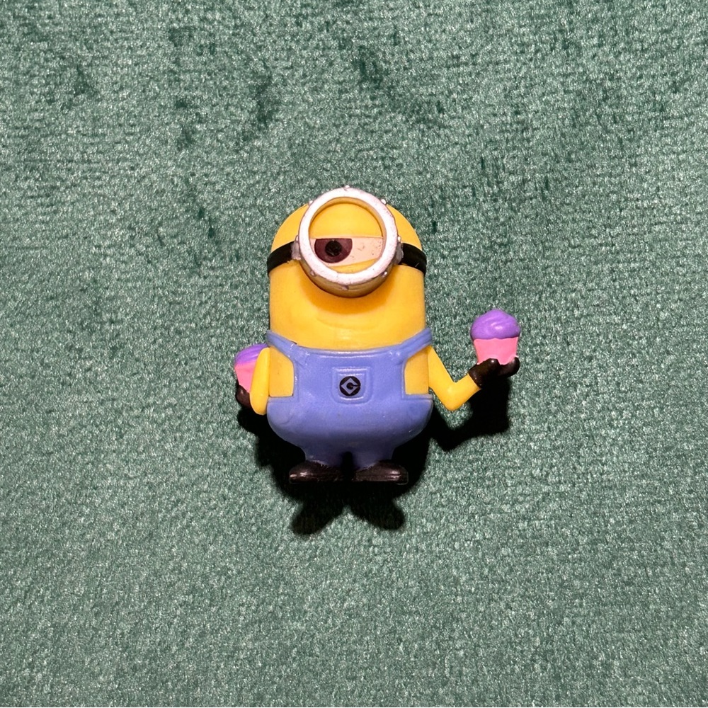 Despicable Me Stuart Minions Cupcake Mini‎ Figure Figurine